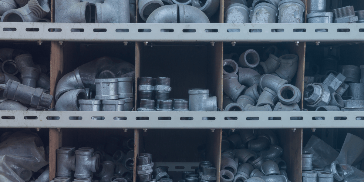 conexões galvanizadas organizadas em prateleiras