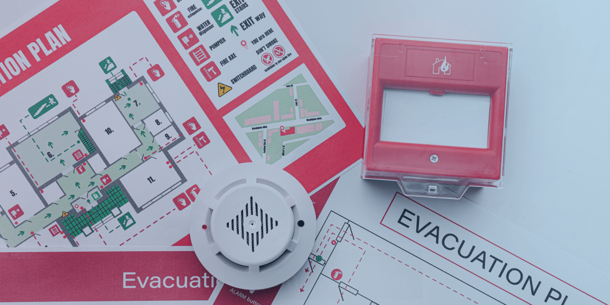 mapa de fuga de incêndio na cor vermelha, com o acionador de alarme de incêndio e um sprinkle digital