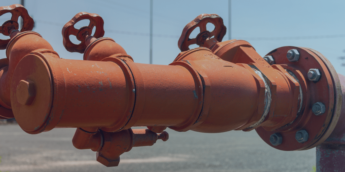 rede de hidrantes tubulares na cor laranja